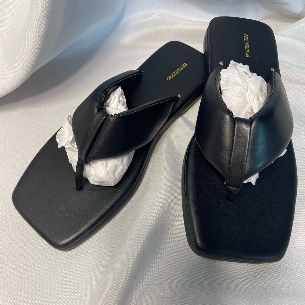 Pretty little thing black chunky flip-flops Size 6 UK = 8 US